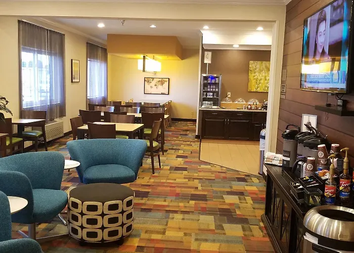 Hotel Americinn By Wyndham Airport Quad Cities 3*