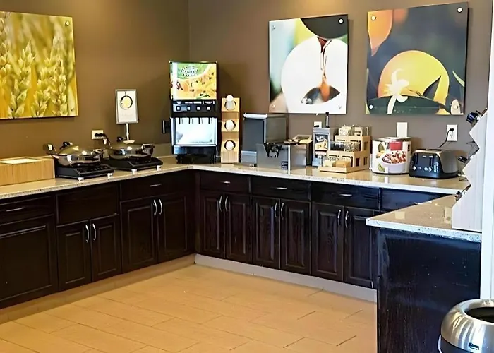 Hotel Americinn By Wyndham Airport Quad Cities 3*