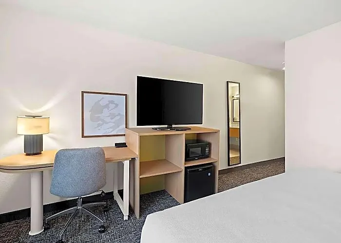Hotel Americinn By Wyndham Airport Quad Cities 3*