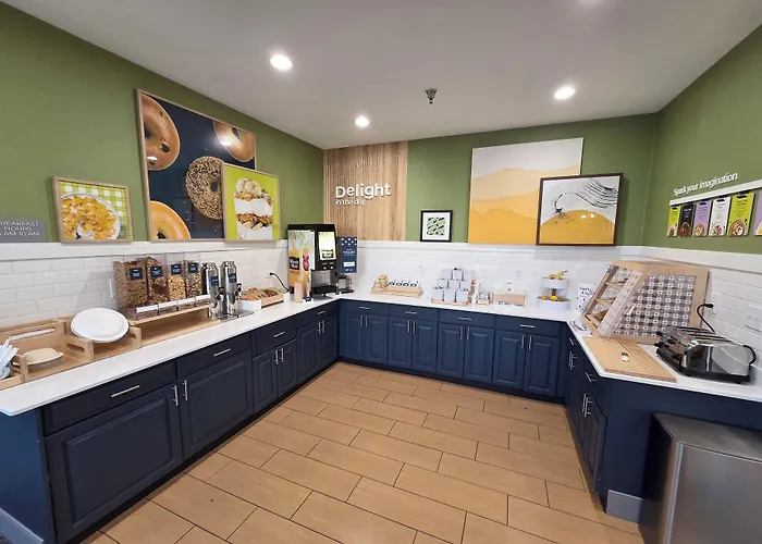 Отель Americinn By Wyndham Airport Quad Cities