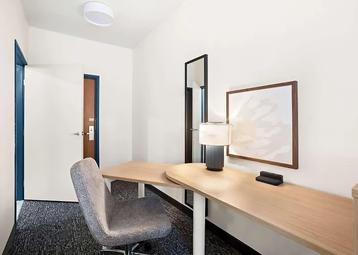 Отель Americinn By Wyndham Airport Quad Cities 3*