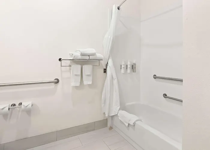 Отель Americinn By Wyndham Airport Quad Cities